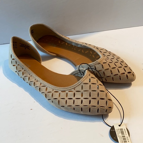 💜 SALE 2/$15 💜  NWT Tan Flats..Faux Suede w/Laser Cutouts!!! - Picture 2 of 4